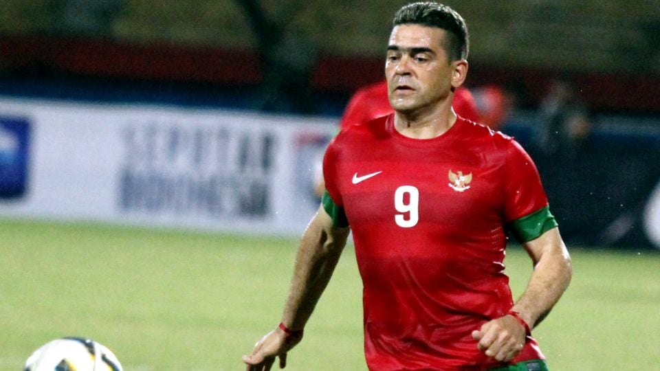 Masih aktif bermain hingga usia 40 tahun, striker mualaf timnas Indonesia, Cristian Gonzalez panen pujian. Copyright: © Ardiyan/INDOSPORT